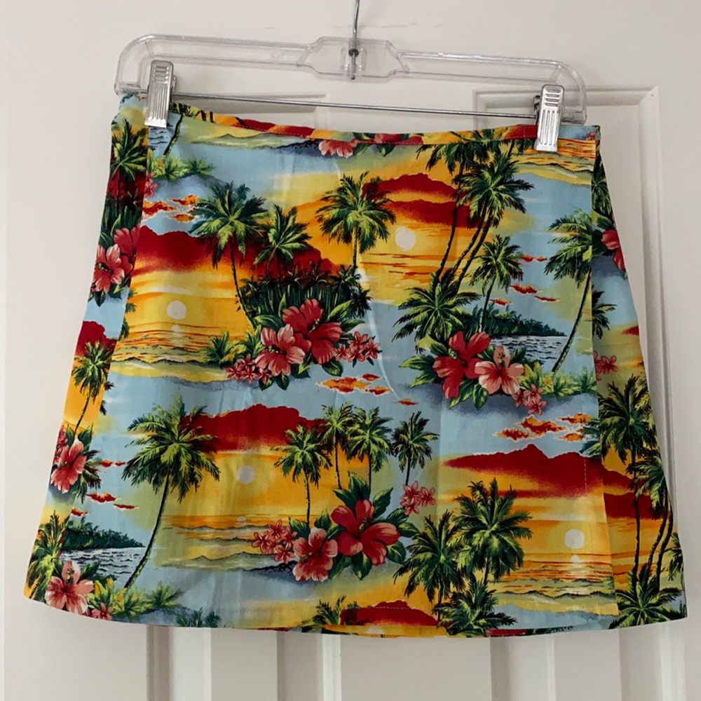 Hawaiian wrap print skirt. 15”across waist, & 15”Length. Velcro & button closing